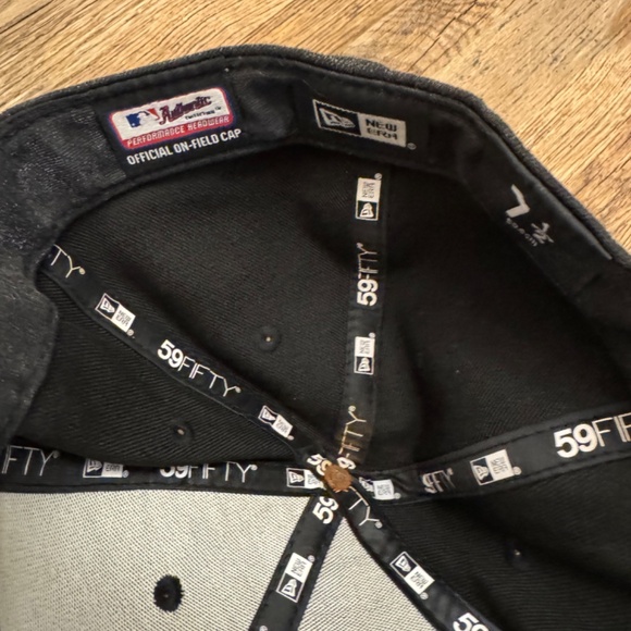 Preowned Chicago White Sox New Era 59Fifty Black  White Fitted Ball Cap Hat - Picture 4 of 4